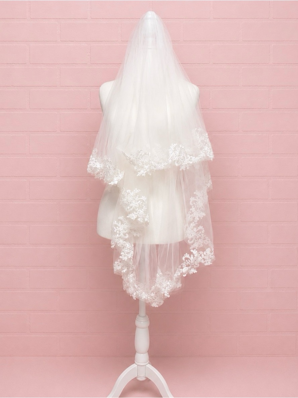 Elegant Ivory Lace Wedding Veil - Picture 2 of 8
